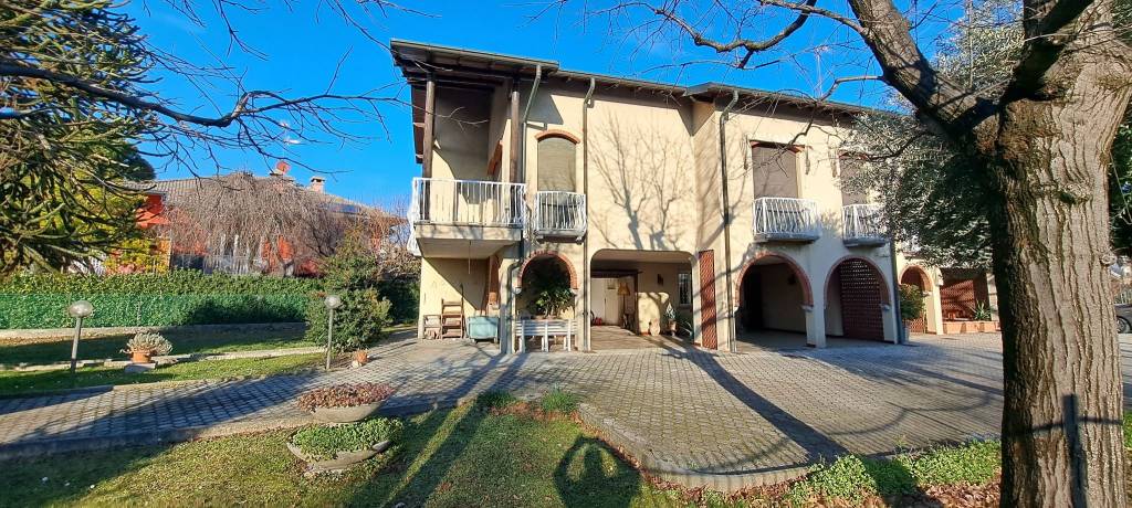 Villa Bifamiliare in vendita a Erba piazza Vittorio Veneto, 1