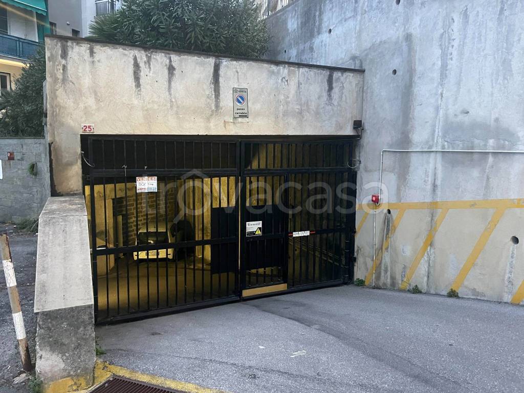 Garage in vendita a Genova via Giacinto Caldesi, 25