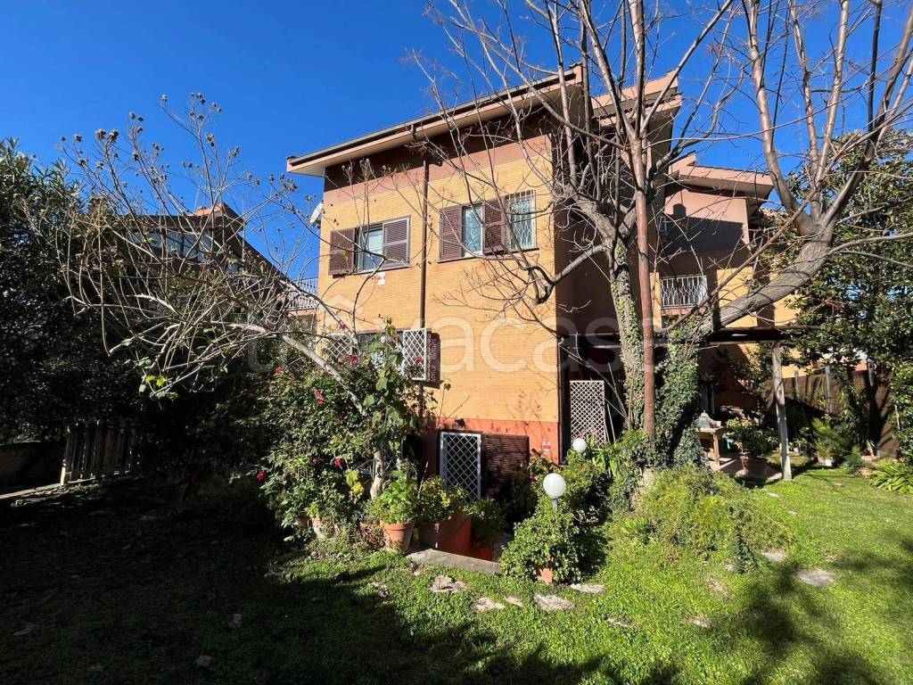Villa in vendita a Roma via Sofocle