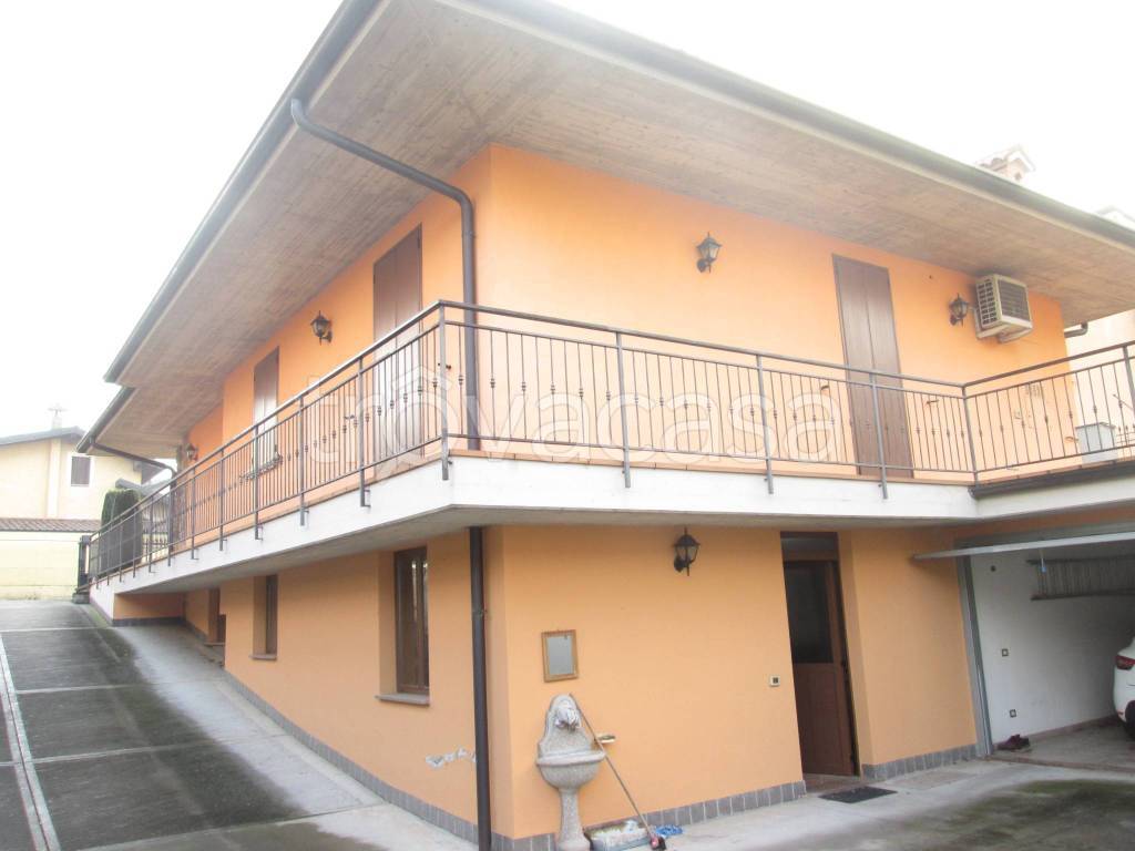 Villa in vendita a Urago d'Oglio via 4 Novembre