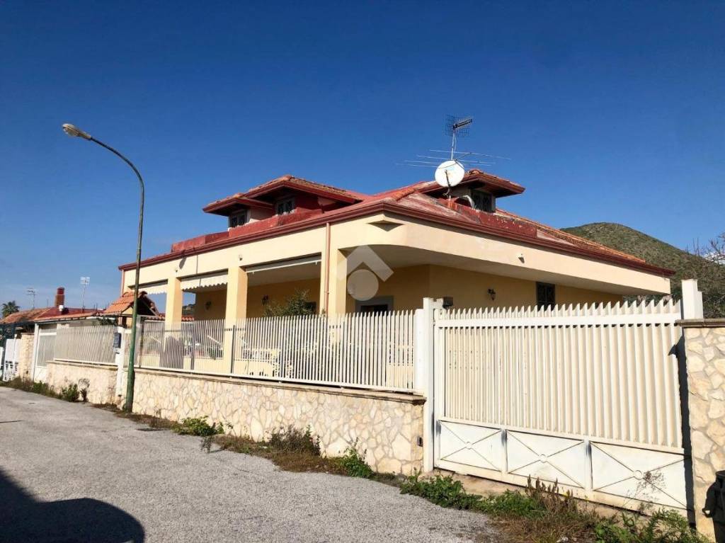 Villa in vendita a Mondragone via levagnole