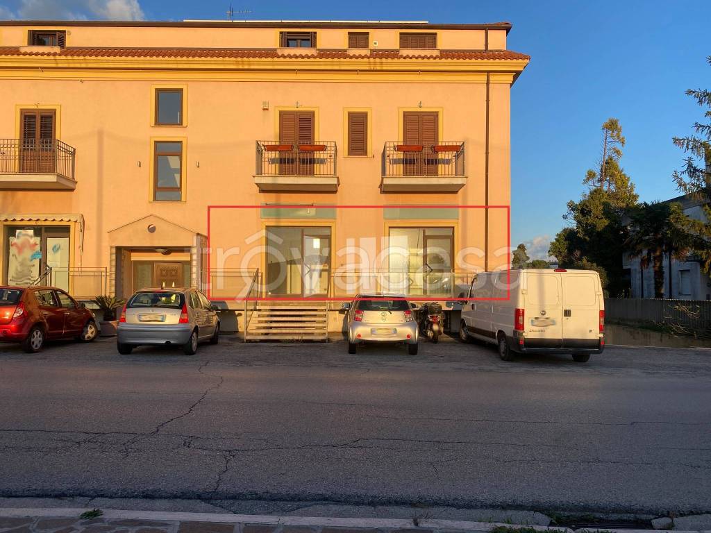 Negozio in affitto a Giulianova via Antonio Gramsci, 65