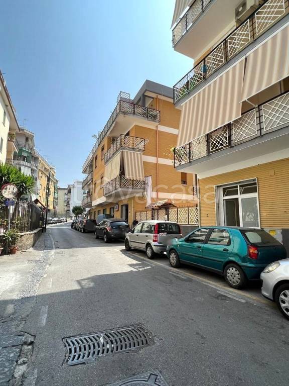 Negozio in affitto a Portici via Giovanni Paladino