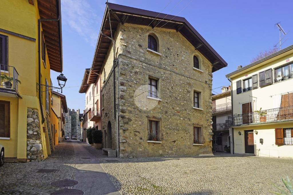 Colonica in vendita a Moniga del Garda via castello, 1