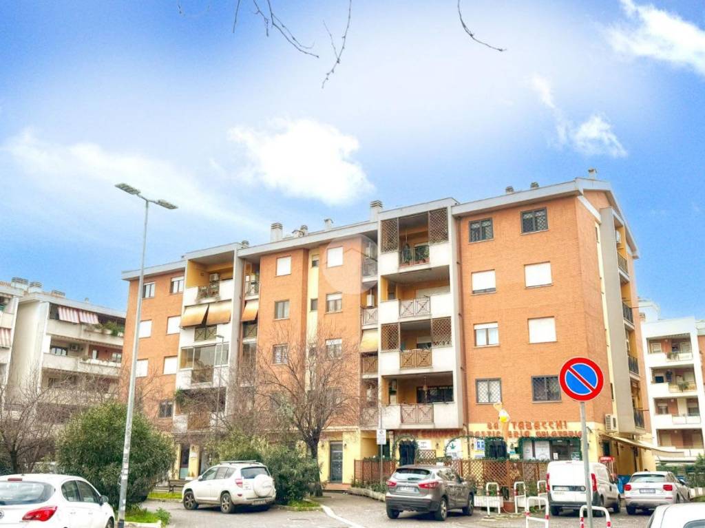Appartamento in vendita a Roma via Enzo Benedetto, 18