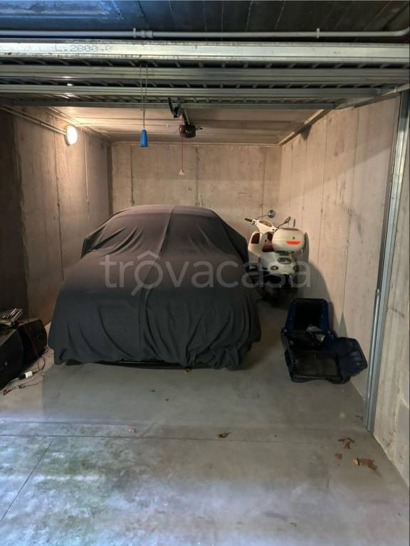 Garage in vendita a Seregno via Adua, 10