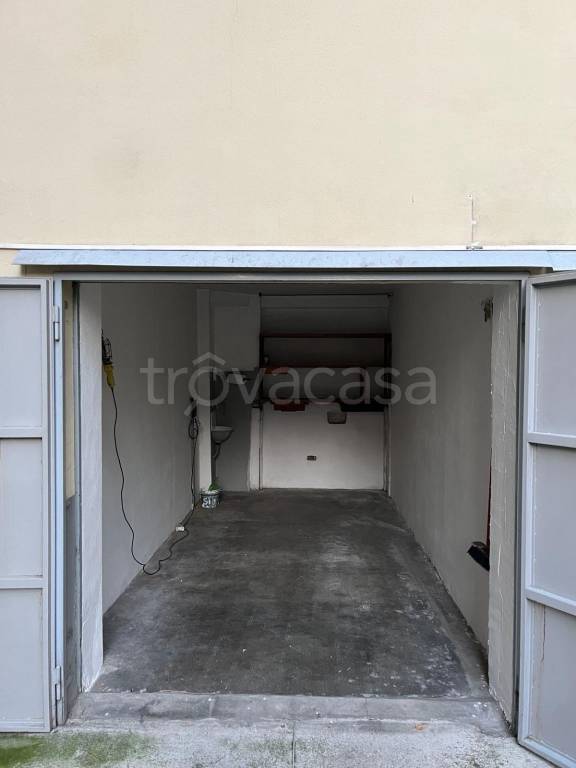 Garage in affitto a Milano via Giambellino, 48