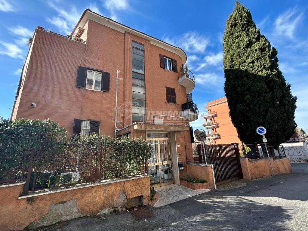 Appartamento in vendita a Roma via Achille Mauri 23
