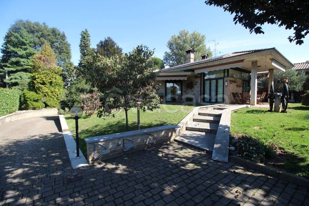 Villa in vendita a Lazzate via Vittorio Emanuele