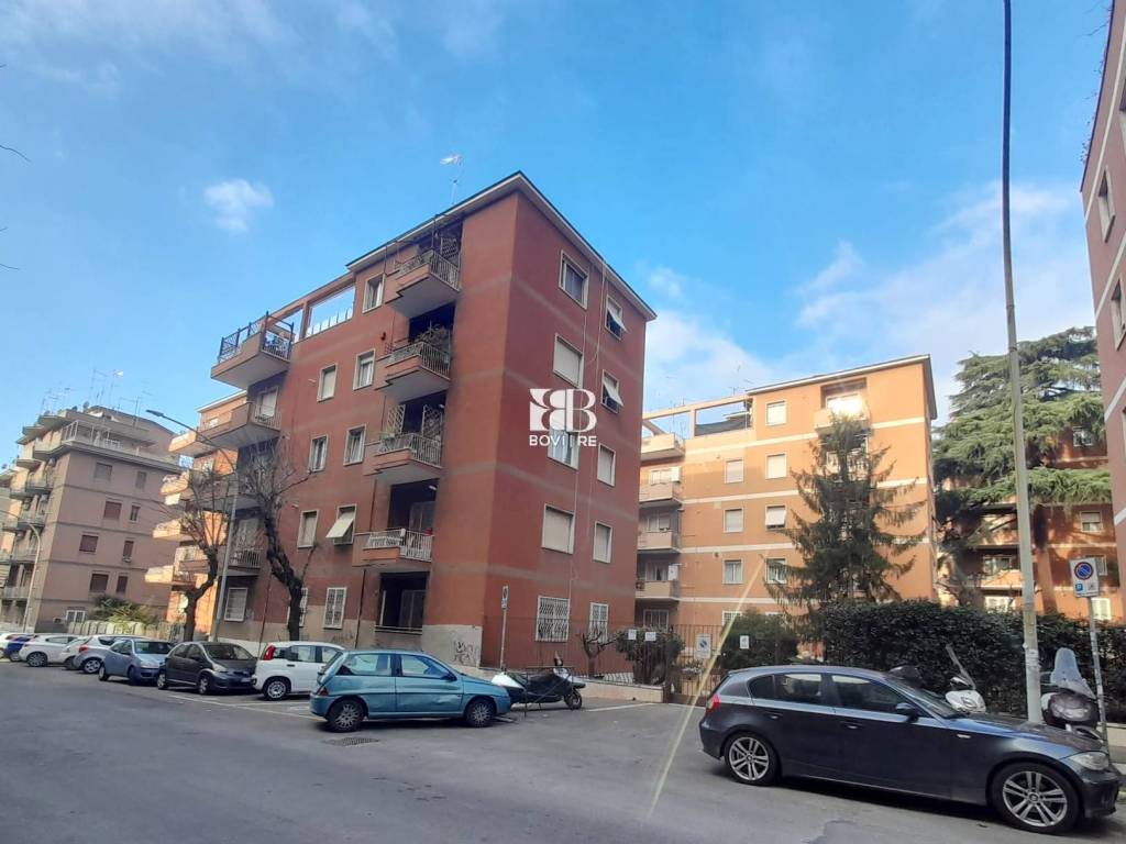 Appartamento in vendita a Roma via Rosa Raimondi Garibaldi
