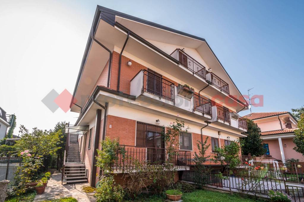 Villa Bifamiliare in vendita a Milano via Bisceglie