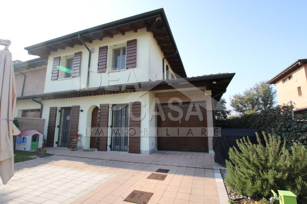 Villa Bifamiliare in vendita a Mirandola via Emilia Romagna, 26