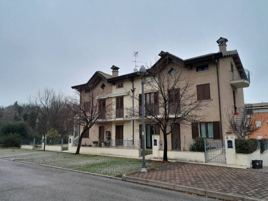 Appartamento in in vendita da privato a San Lorenzo in Campo via Alessandro Manzoni, 41