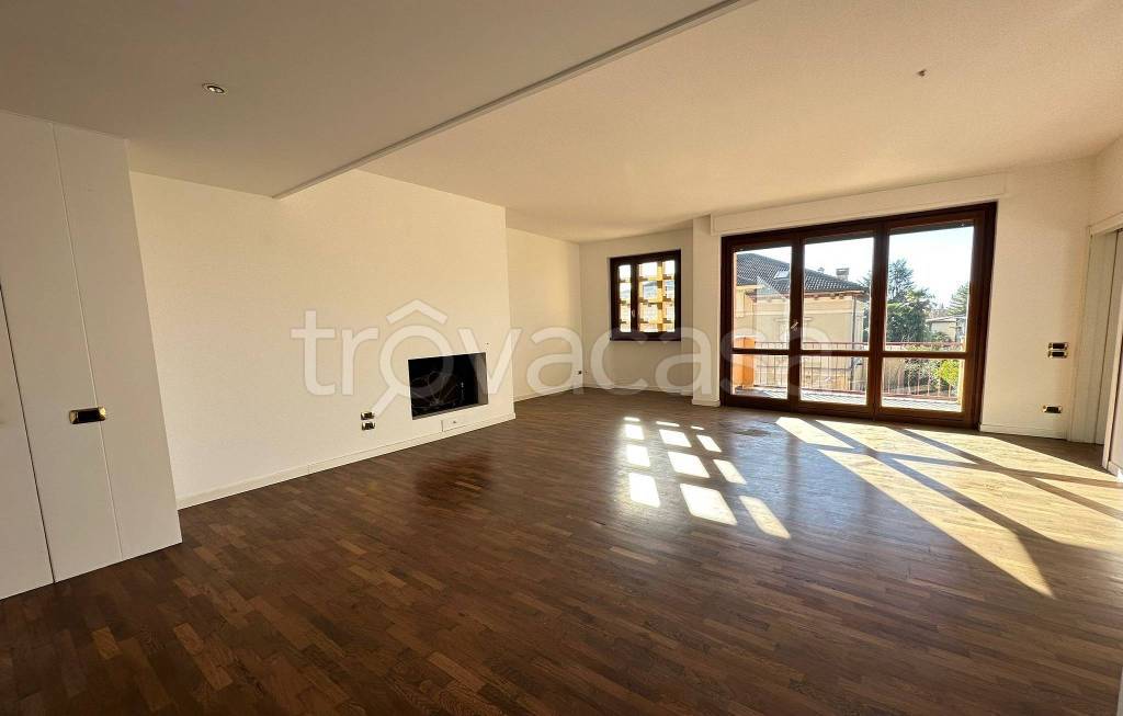 Appartamento in vendita a Besana in Brianza via Giuseppe Garibaldi, 1
