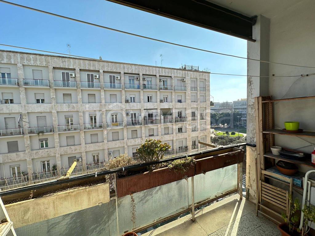 Appartamento in vendita a Roma via Calpurnio Pisone, 1