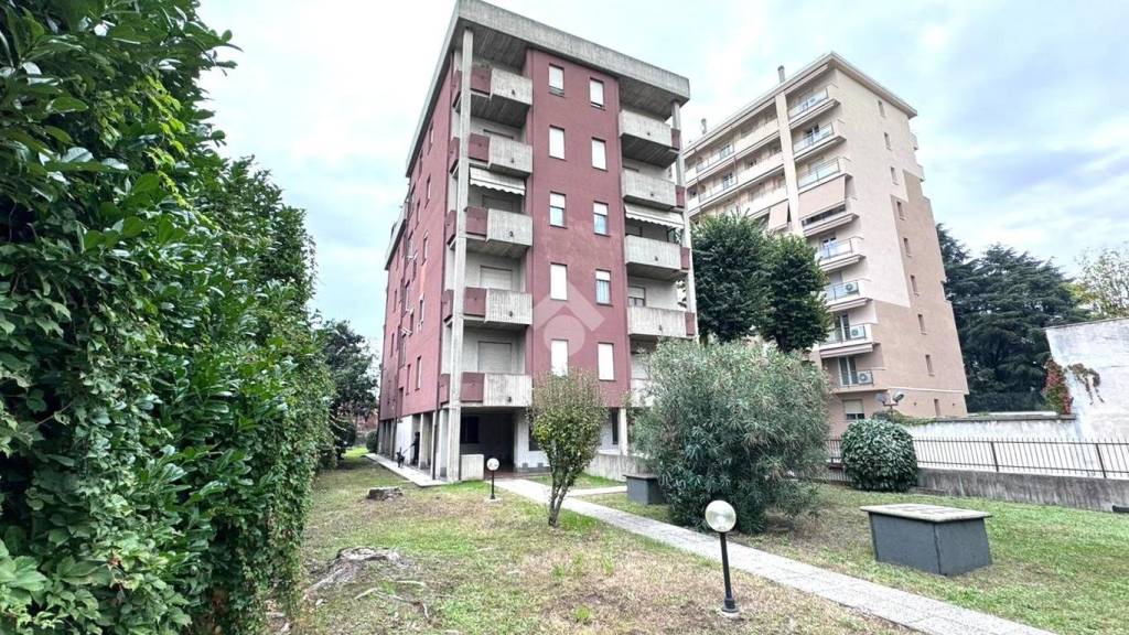 Magazzino in vendita a Cesano Maderno corso Libertà, 52