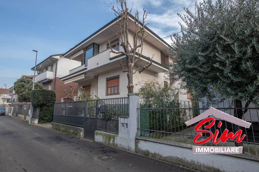 Villa Bifamiliare in vendita a Novara strada Formaggio, snc