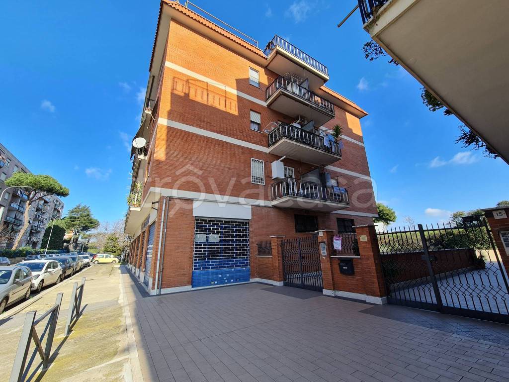 Appartamento in vendita a Pomezia viale Alessandro Manzoni, 13