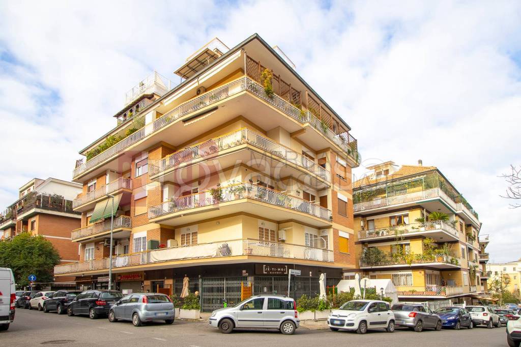 Appartamento in vendita a Roma via Isidoro del Lungo