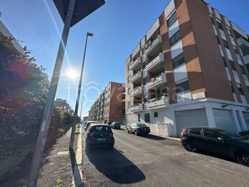Appartamento in vendita a Roma via Amedeo Bocchi, 350