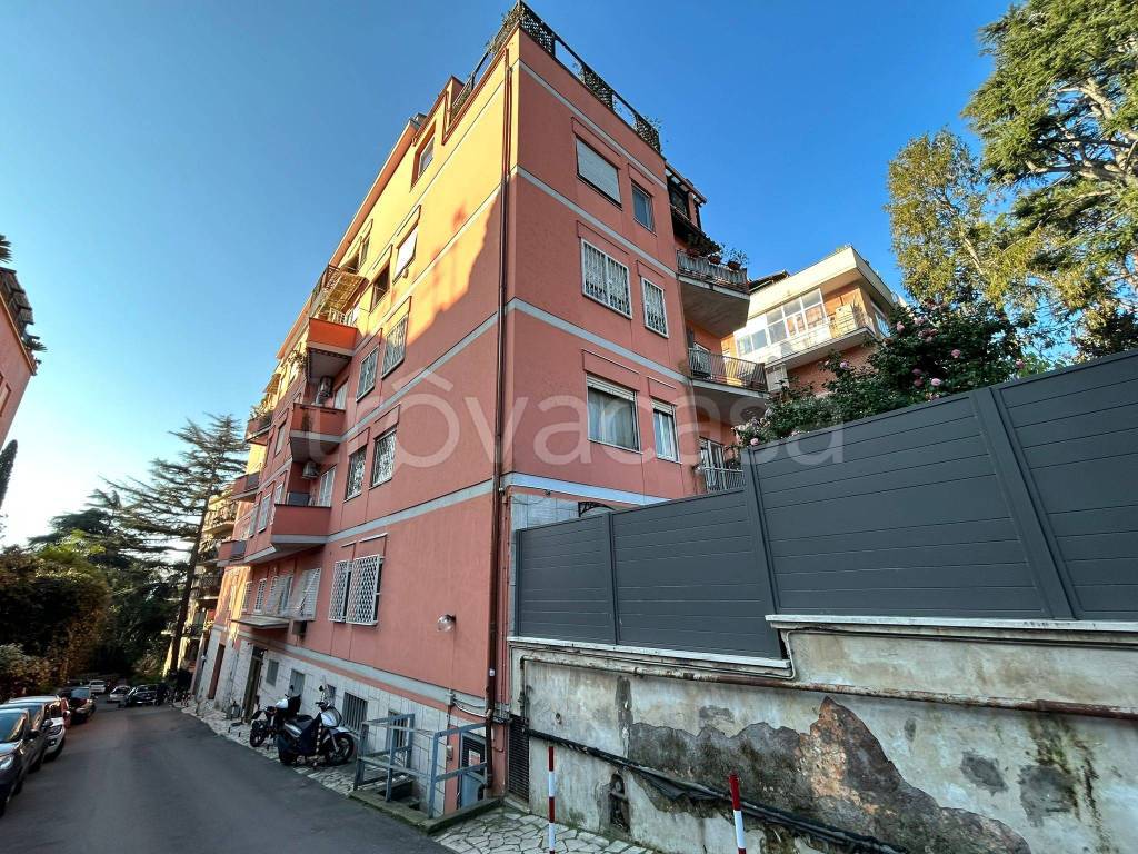 Appartamento in affitto a Roma via Cassia, 595