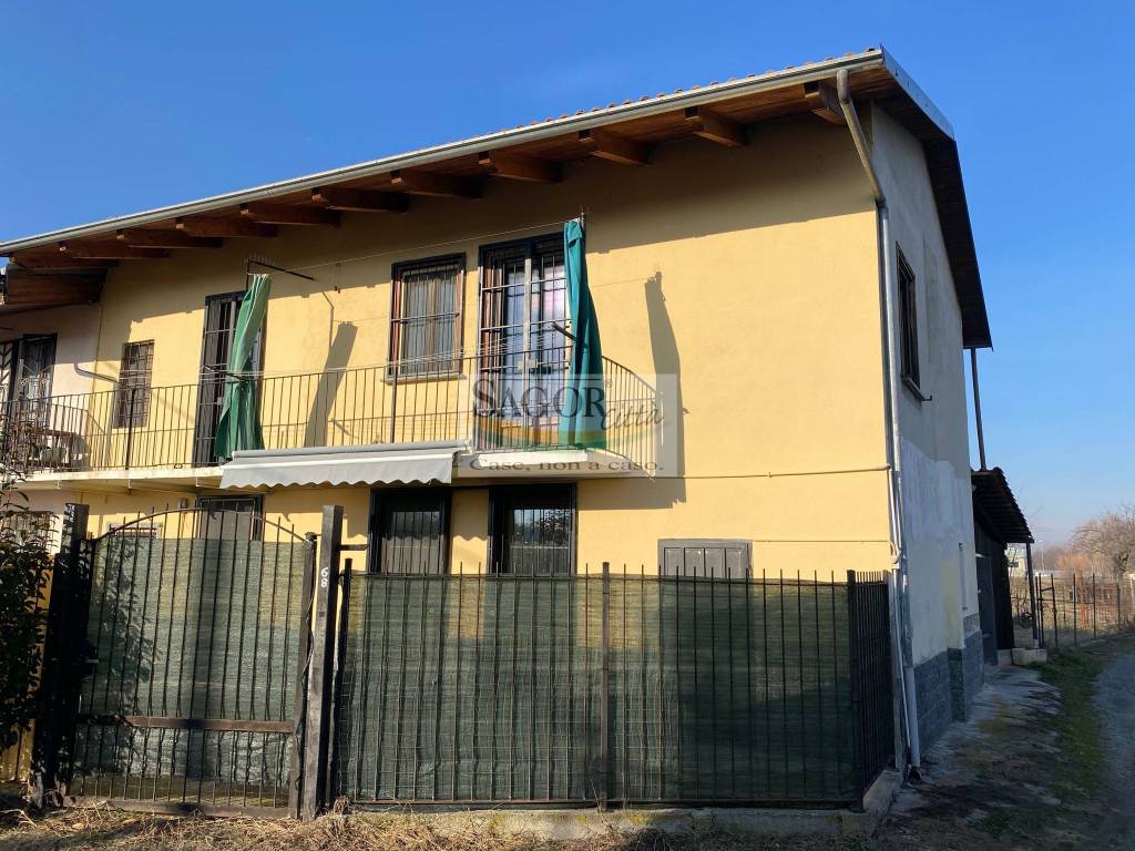 Casale in vendita a Cavour via Macello, 60