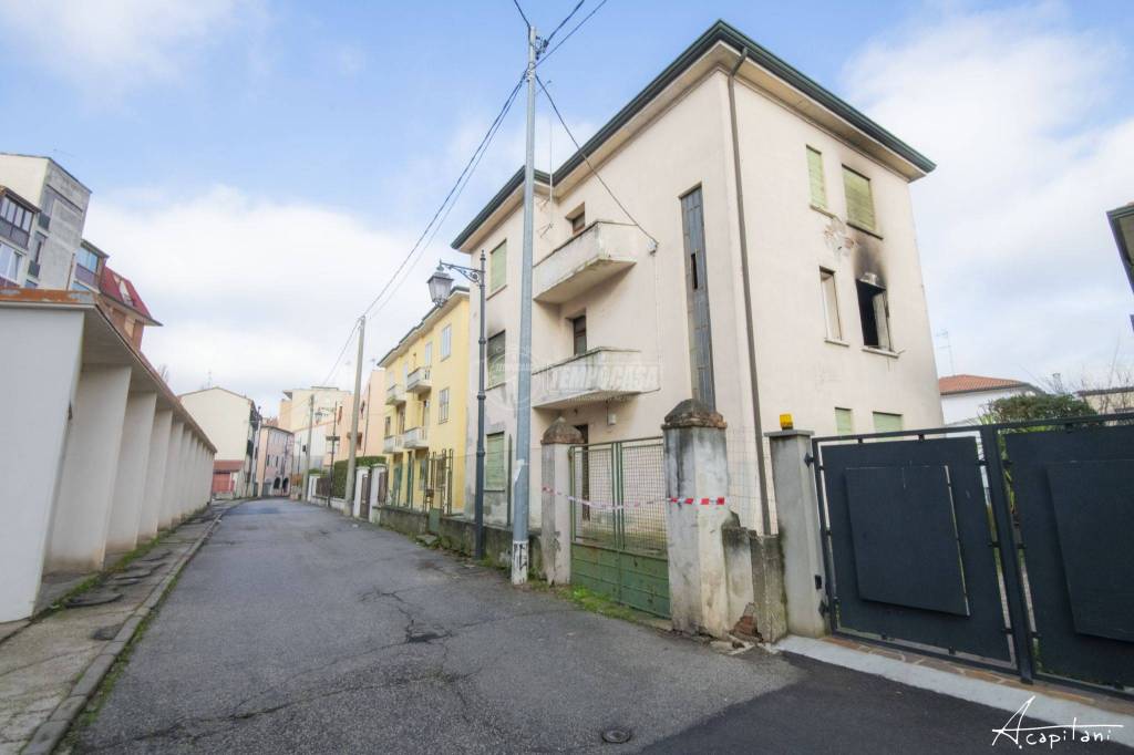 Villa Bifamiliare in vendita a Rovigo via Enrico Toti 52