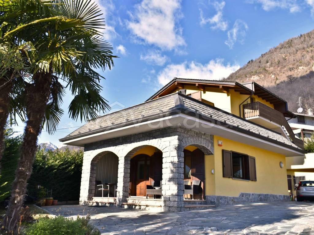 Villa in vendita a Ponte in Valtellina via Paradiso