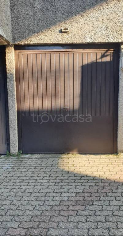 Garage in affitto a Verano Brianza via Giosuè Carducci, 18