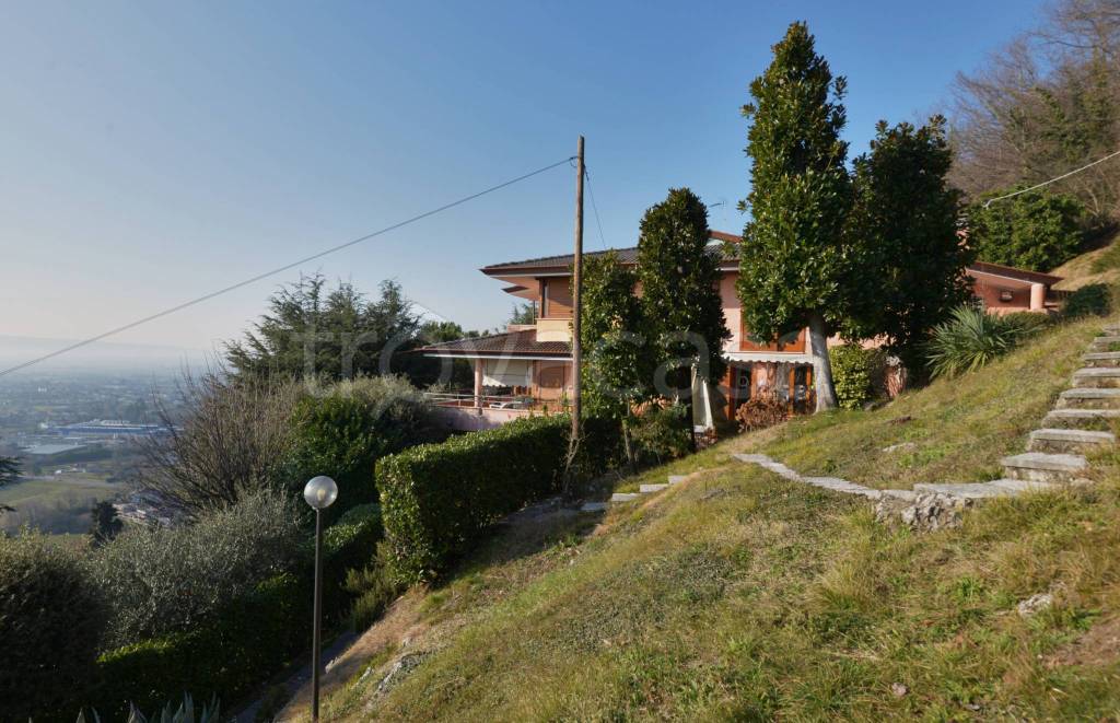 Villa in vendita a Pieve di Soligo via Roma