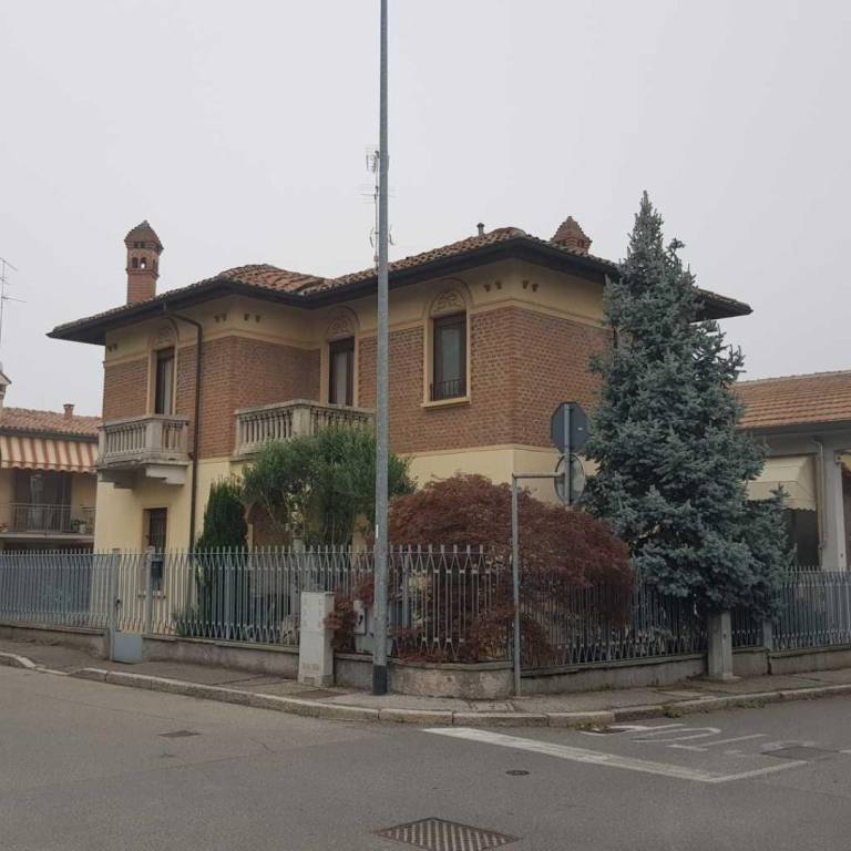 Villa a Schiera all'asta a San Colombano al Lambro via Filippo Corridoni, 38