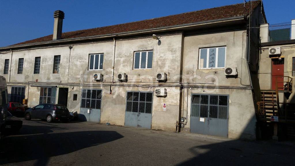 Garage in vendita a Opera via Cavedini, 34