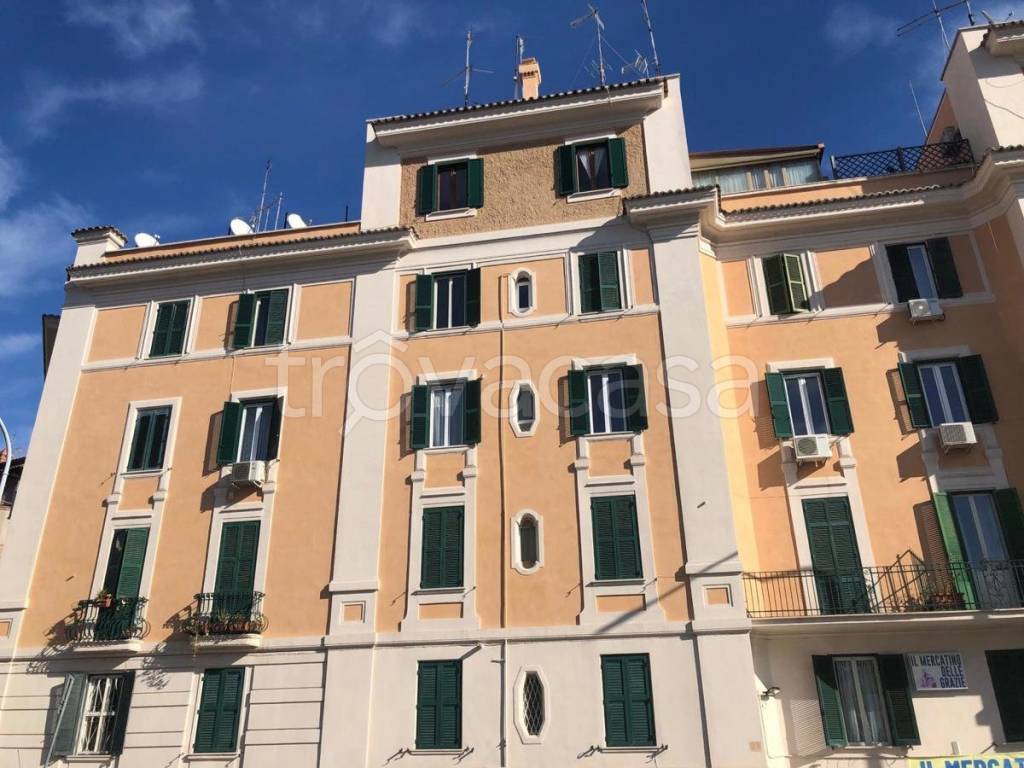 Appartamento in vendita a Roma via Francesco Caracciolo, 00