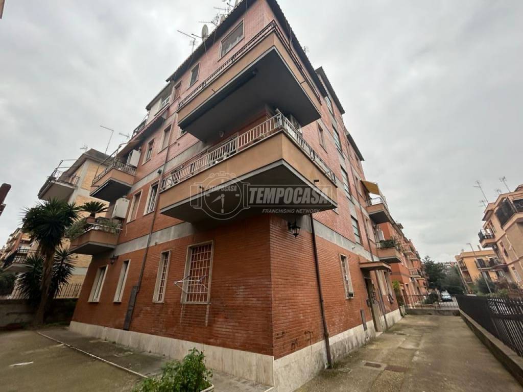 Appartamento in vendita a Roma via Vibio Mariano 37