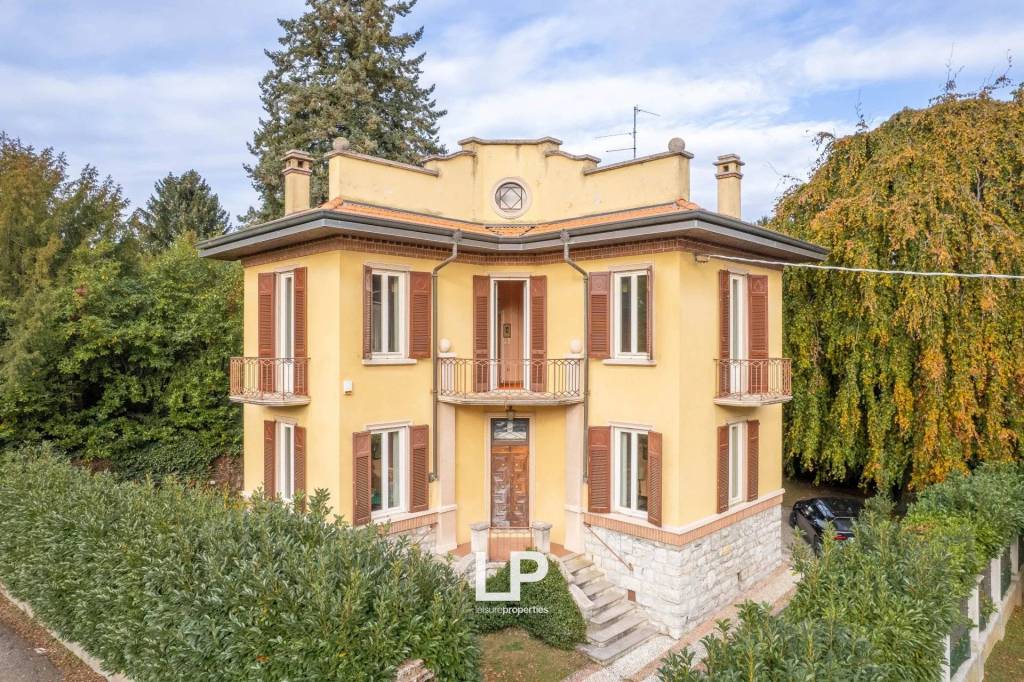Villa in vendita a Varese via Gaetana Agnesi