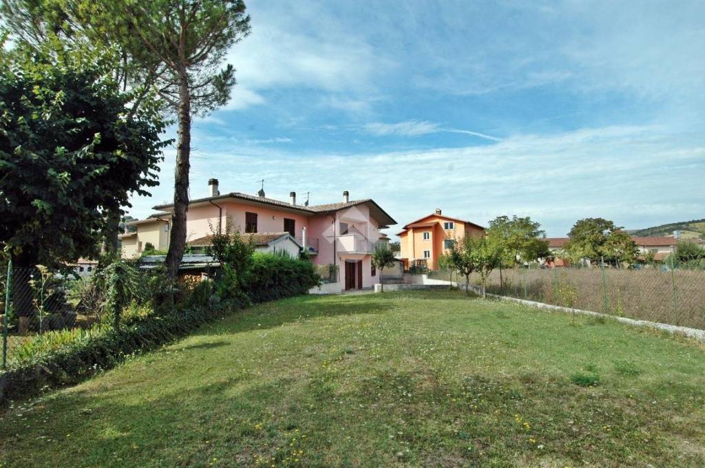Villa Bifamiliare in vendita a Gualdo Tadino via Cerqueto