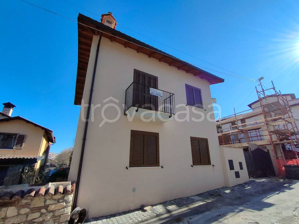 Casa Indipendente in vendita a L'Aquila via Aia Prima, 6