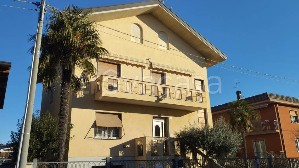 Villa Bifamiliare in vendita a Meda via Tevere, 7
