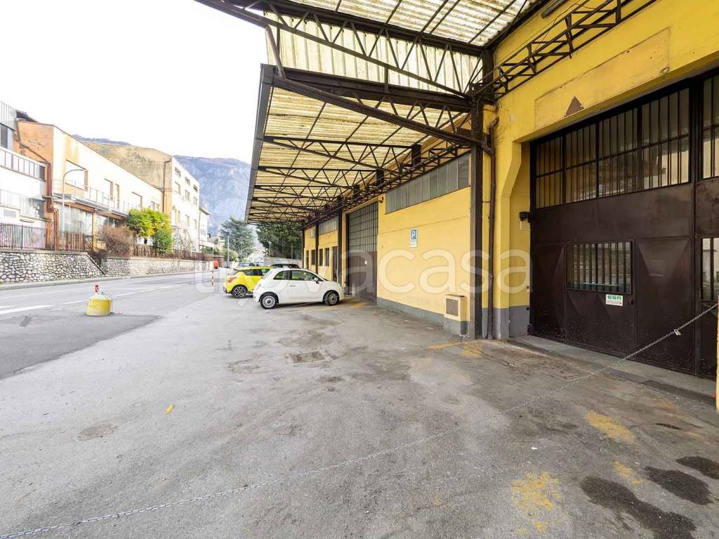 Capannone Industriale in vendita ad Abbadia Lariana via Nazionale, 156