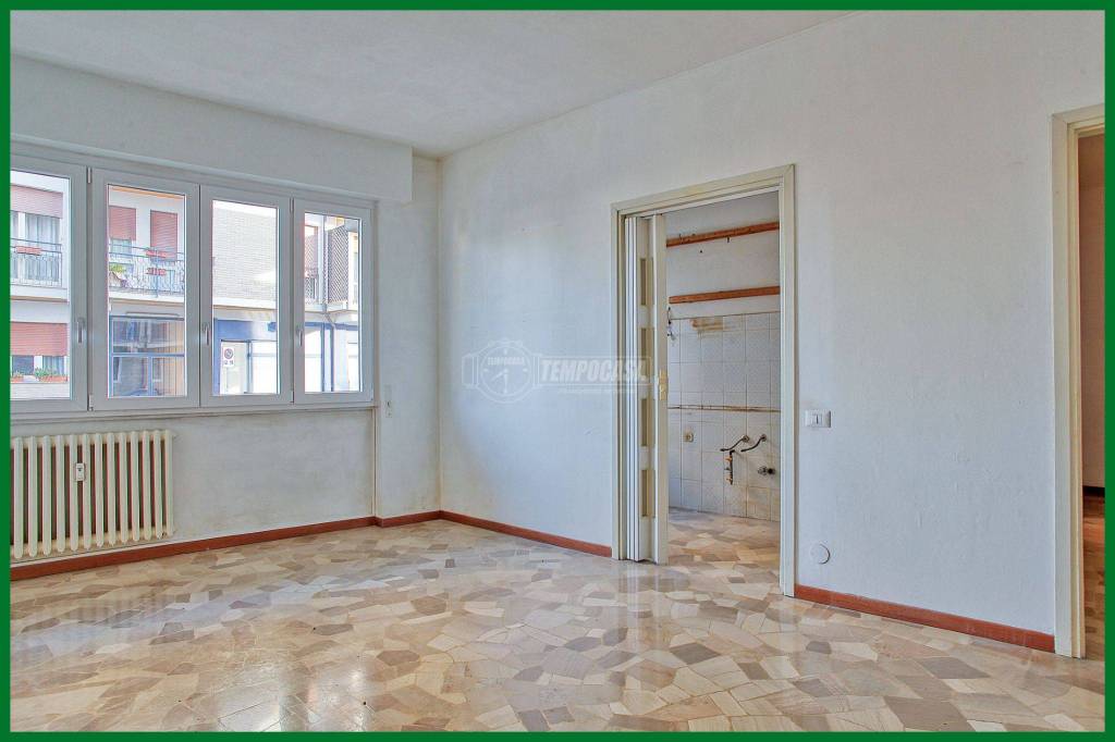 Appartamento in vendita a Varese via Carnia