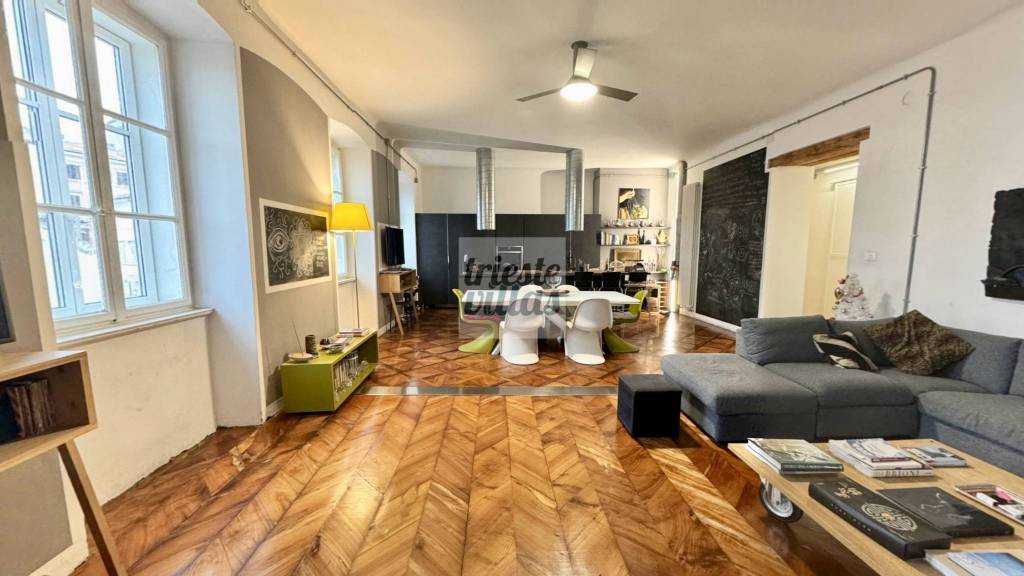 Appartamento in vendita a Trieste piazza della Valle, 1