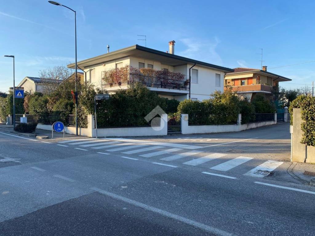 Villa in vendita a Castelfranco Veneto via Giovanni Prati, 10