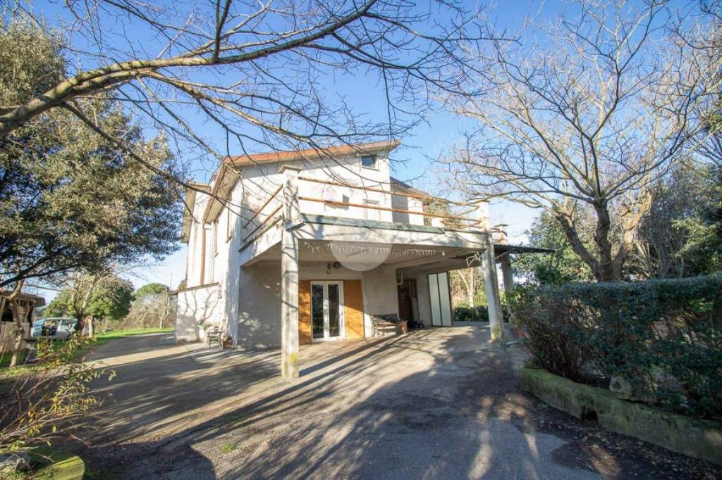 Villa in vendita a Gallese località Scalette, 4