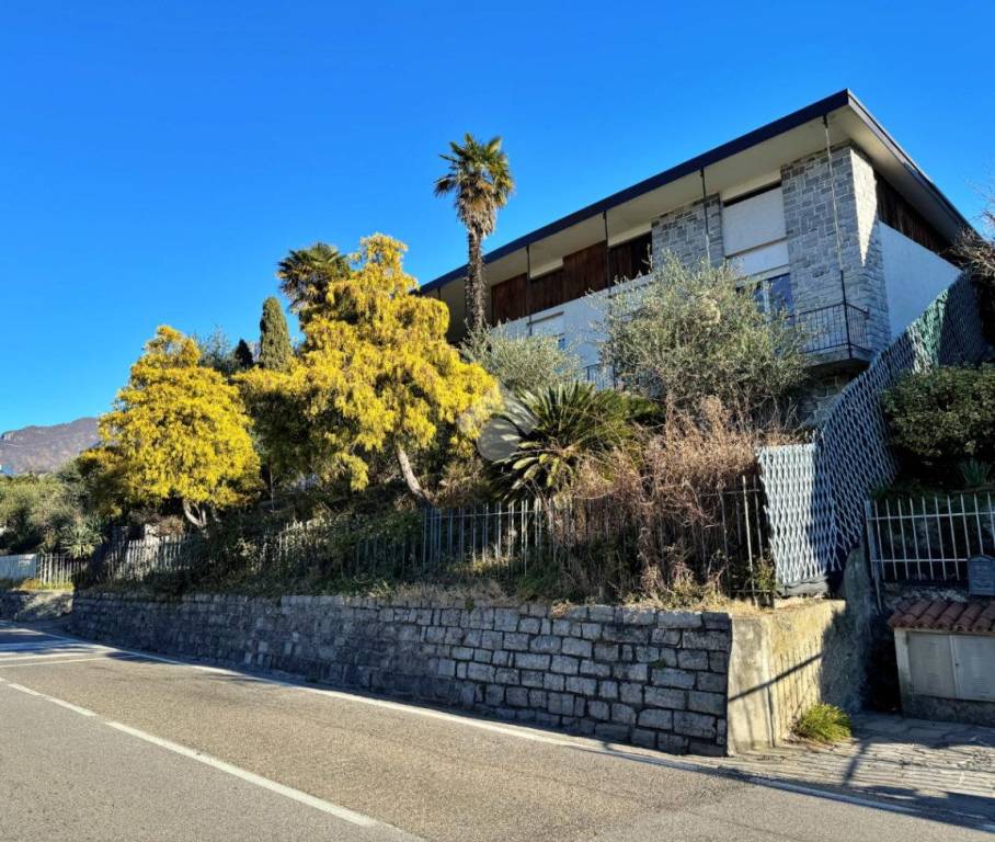 Villa in vendita a Mandello del Lario via Statale
