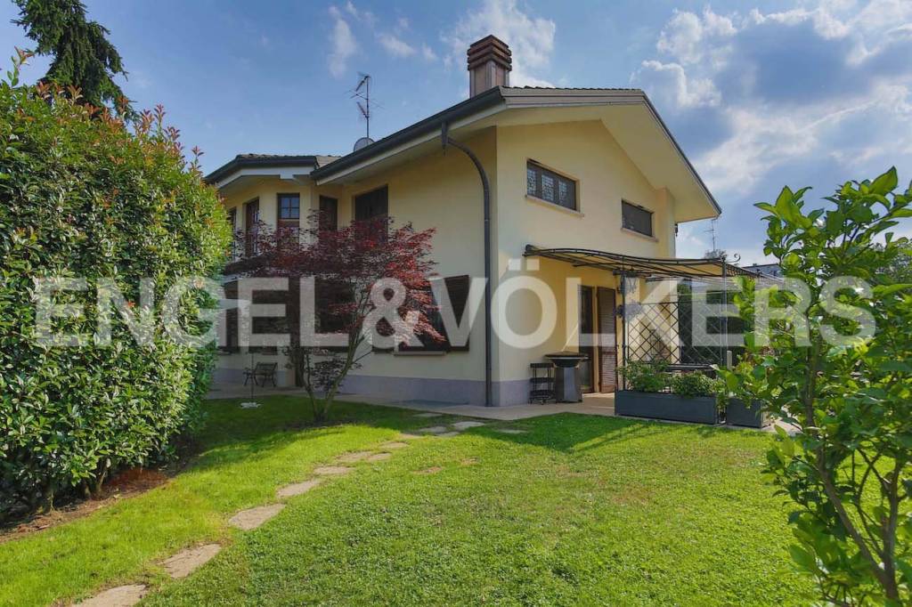Villa in vendita a Cernusco sul Naviglio via Camillo Benso di Cavour