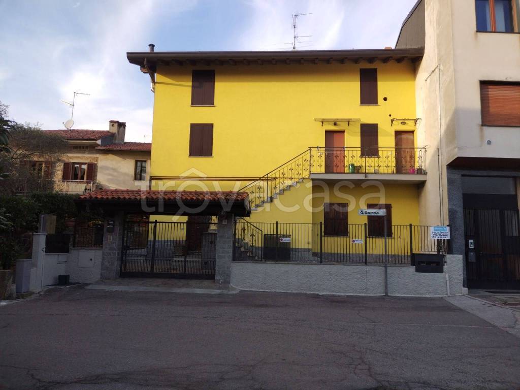 Appartamento in in vendita da privato a Brenna via Giuseppe Garibaldi, 5