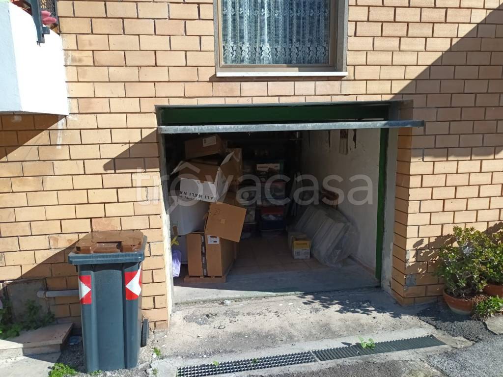 Garage in vendita a Civitavecchia via 25 Aprile
