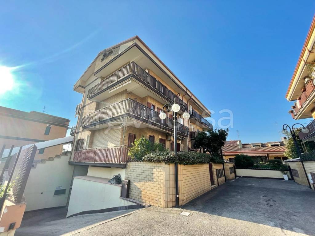 Appartamento in vendita a Roma via di Vermicino, 73C