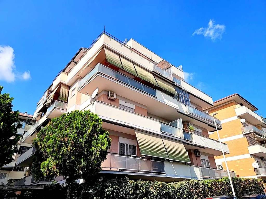 Appartamento in vendita a Roma via Andrea Barbazza 118