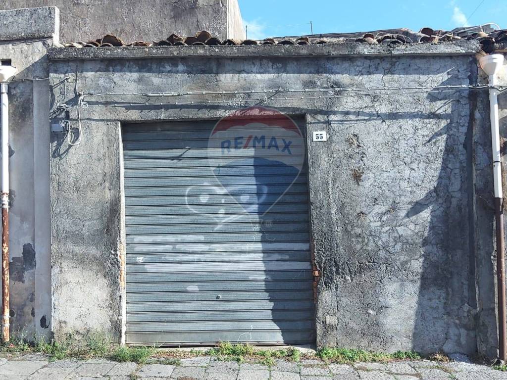 Garage in vendita a Piedimonte Etneo via Pantano, 55
